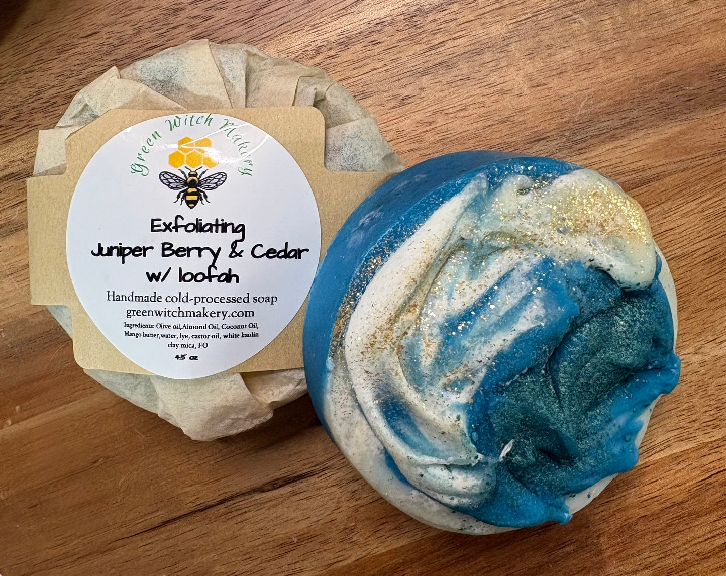 Exfoliating Juniper Berry & Cedar w/ loofah